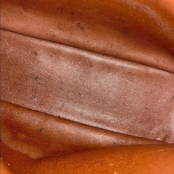 Louis Vuitton - Picture 11 of 13